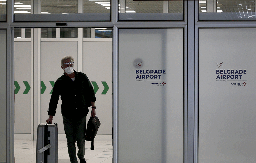 KAPETAN POSADE PKUŠAO DA PROŠVERCUJE <span style='color:red;'><b>LUKSUZNI SAT</b></span> OD 5000 DOLARA NA AERODROMU NIKOLA TESLA (FOTO)
