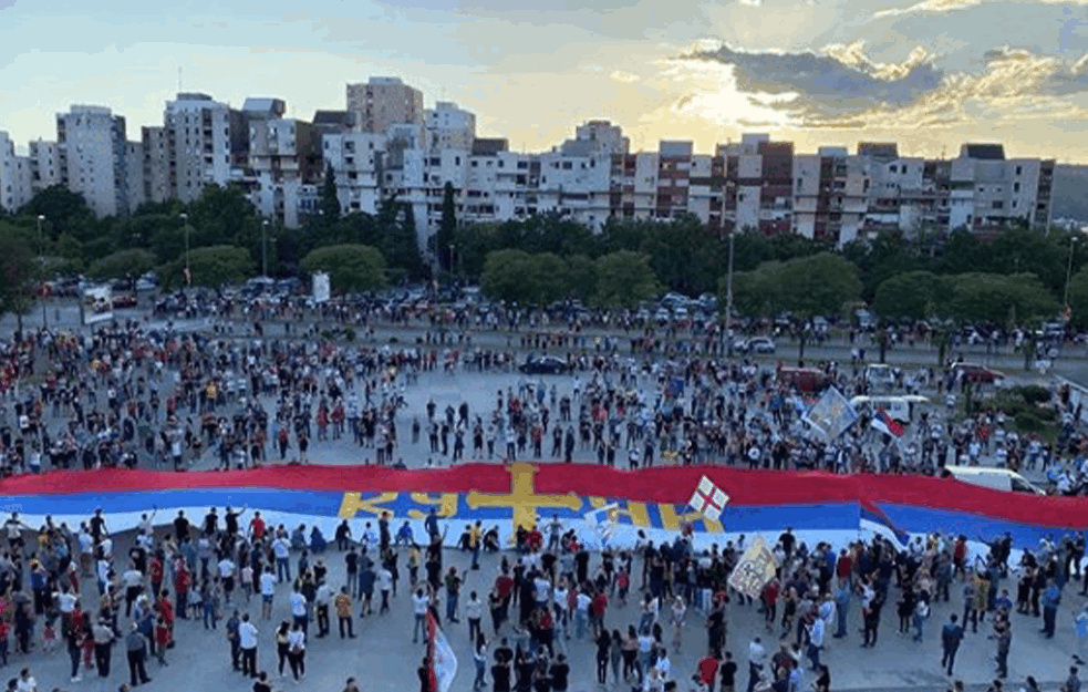 U Podgorici razvijena najduža trobojka, Crnom Gorom odjekuje `<span style='color:red;'><b>Ne damo svetinje</b></span>` (FOTO, VIDEO)