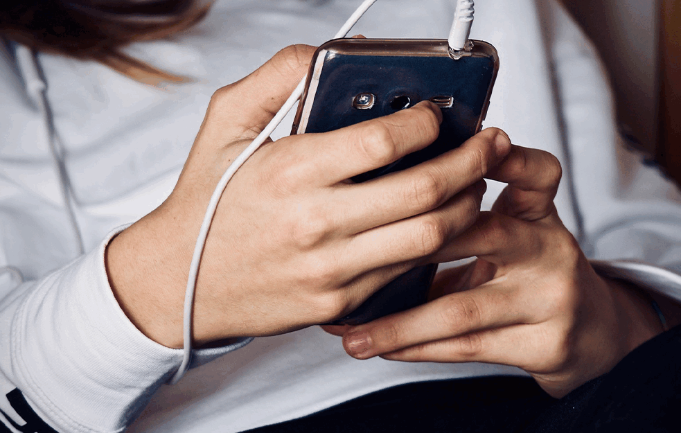LAKNUĆE SVIMA : <span style='color:red;'><b>Odluka EU</b></span> da svi punjači budu jedinstveni za mobilne telefone