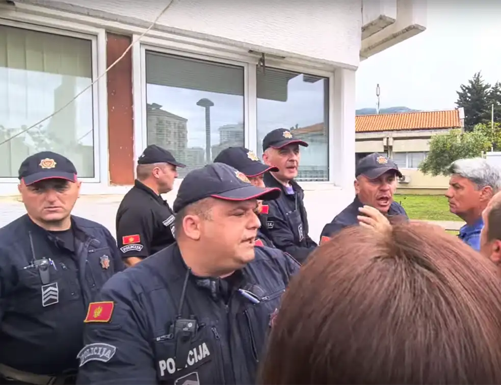 OPET HAOS U BUDVI: Policija čuva <span style='color:red;'><b>ulaz u zgradu</b></span>, stigli Carević i Radović: 