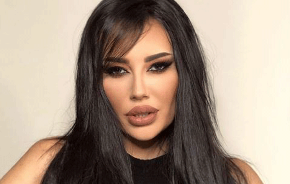 KATARINA GRUJIĆ KAO DIVA 'ZLATNOG HOLIVUDA': Pevačica je pozirala u zlatnom <span style='color:red;'><b>korset</b></span>u (FOTO)
