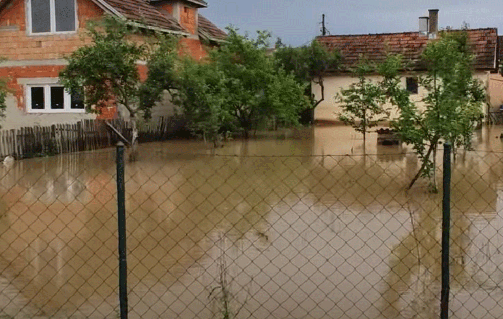 Apokaliptične scene kod Valjeva: <span style='color:red;'><b>Kolubara</b></span> bukvalno potopila sela Slovac i Divci (VIDEO)
