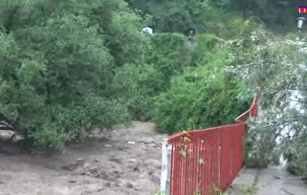 KATAKLIZMA U IVANJICI: <span style='color:red;'><b>Moravica</b></span> briše mostove pred sobom! (VIDEO)