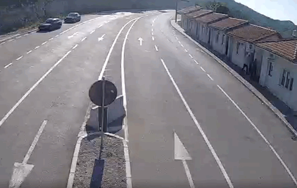 Celu noć na granici! Đakona sa maloletnim sinom ne puštaju da uđe u Crnu Goru