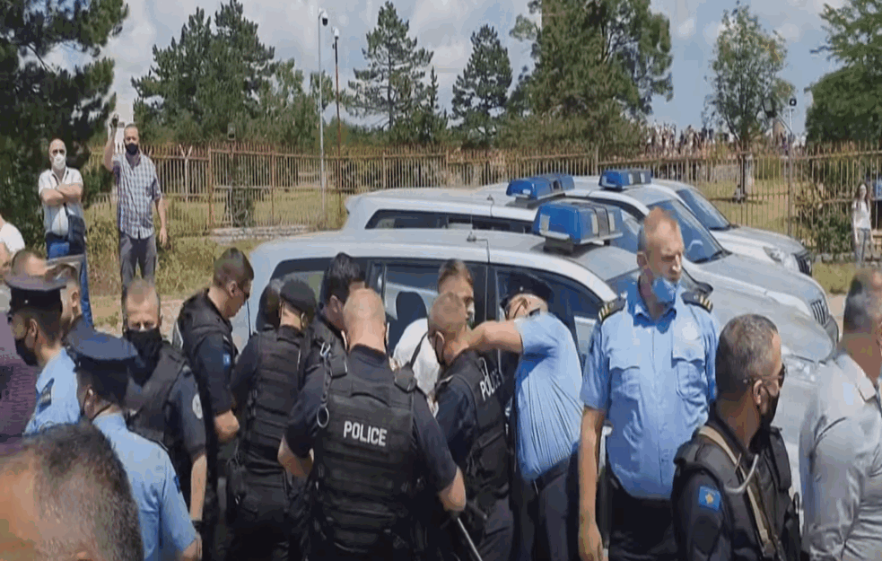 Incident na Gazimestanu: Kosovska policija zbog srpske zastave privela i tukla dvojicu mladića (VIDEO)