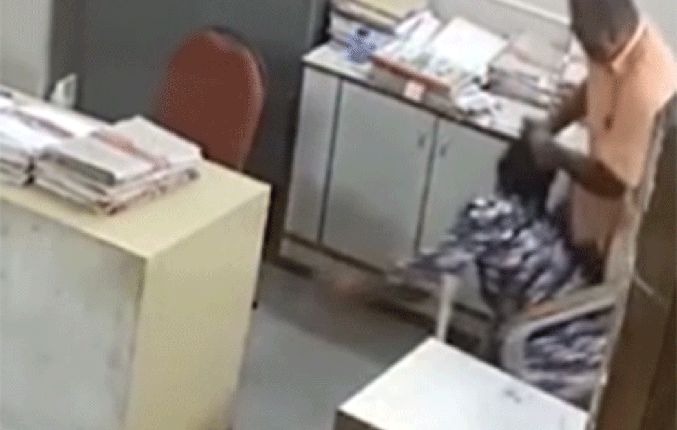 PODSETILA GA DA STAVI MASKU, ON JE BRUTALNO PRETUKAO! (UZNEMIRUJUĆ SNIMAK)