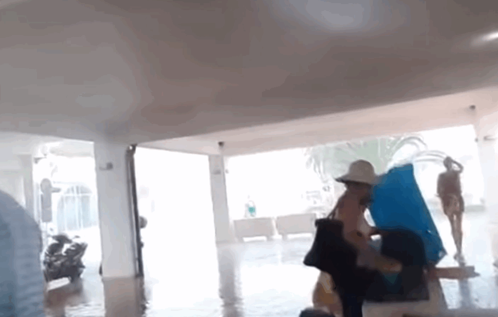 Nevreme u Dalmaciji, <span style='color:red;'><b>šetališta</b></span> poplavljena, gosti bežali sa plaže (VIDEO)