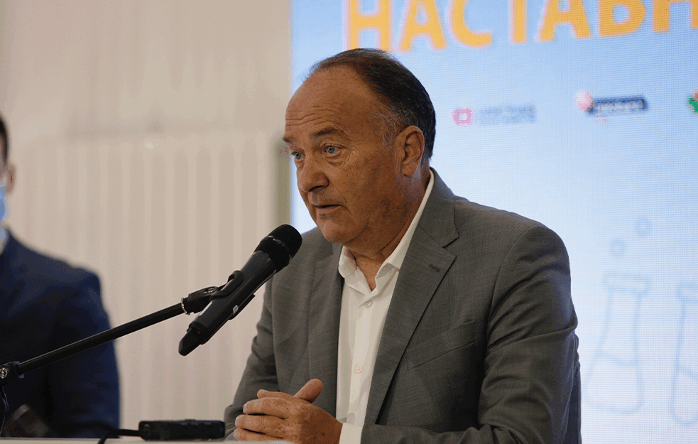 Šarčević udario na <span style='color:red;'><b>verona</b></span>uku! Nova uredba `prepoloviće` veroučitelje za 50 odsto, a đaci će na čas morati i u drugu smenu!