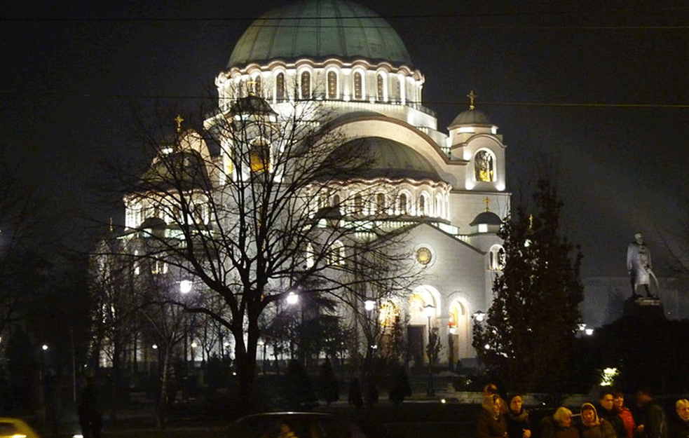 Zapaljen badnjak ispred Hrama Svetog Save: Badnje veče obeleženo uz veliki broj vernika