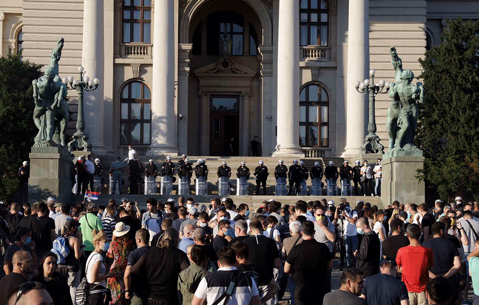 <span style='color:red;'><b>Protesti u Beogradu</b></span> kroz vizir jednog sasvim običnog žandarma