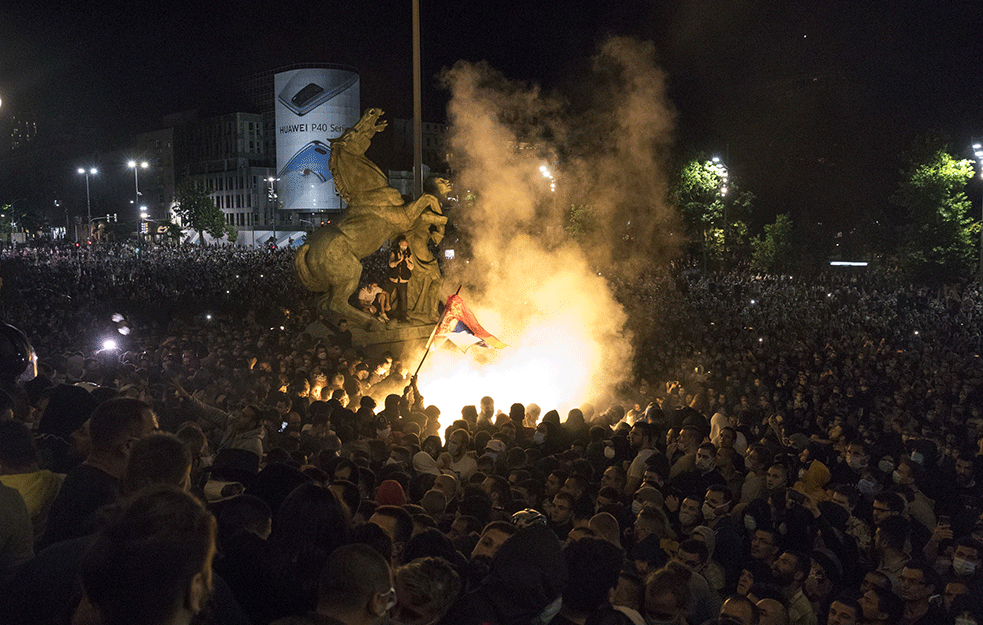 JAVNE LIČNOSTI BEZ USTRUČAVANJA: Vesić i Jutka u Parlamentu a Vučić poziva na proteste dok se Džeki Čen bije na RTSu