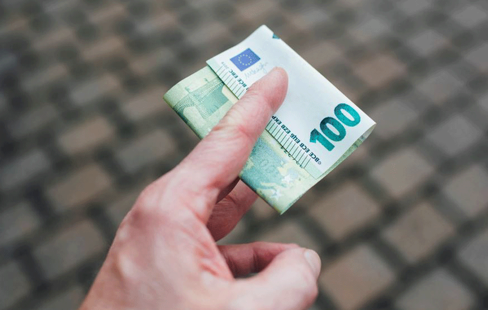SLAB EFEKAT OD 100 EVRA, DRŽAVA ĆE MORATI DA SE ZADUŽUJE: Najugroženiji  ugostiteljski, turistički radnici, proizvodnja