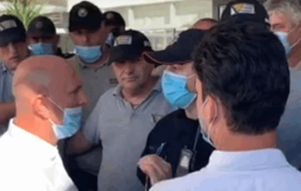 U BUDVI KULJA PRED OPŠTINOM: Carević i Radović probali da probiju kordon