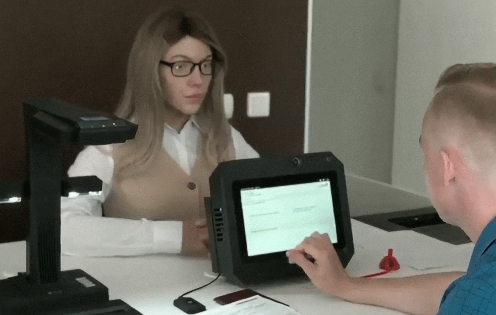 ROBOT KOJI SE RUKOVAO S PUTINOM DOBIO POSAO: Obukli ga u ženu pa postao šalterska službenica (VIDEO)