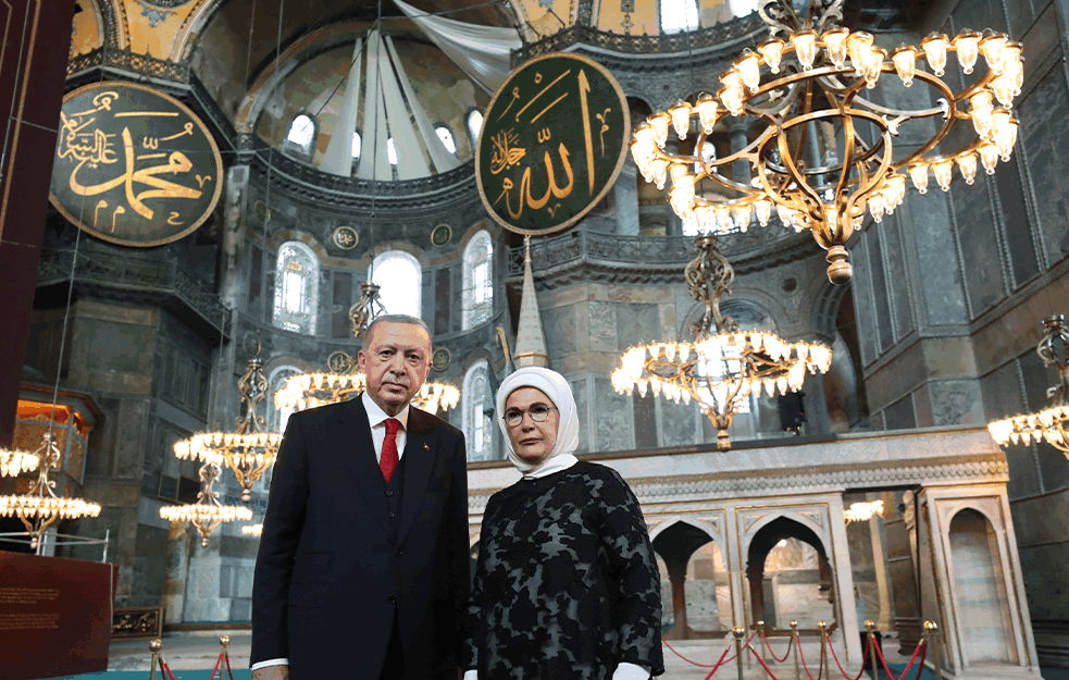 ERDOGAN MEĐU PRVIMA U 'DŽAMIJI' <span style='color:red;'><b>AJA SOFIJA</b></span>: Hiljade muslimana moli se u njoj PRVI PUT OD 1934! (FOTO)