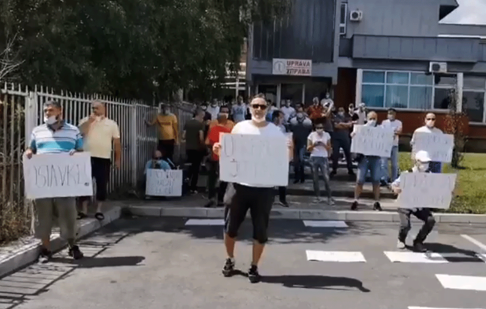 NOVI PAZAR NA NOGAMA: 'Hoćemo tačan broj umrlih i da znamo gde su <span style='color:red;'><b>donacije</b></span>!' (VIDEO)