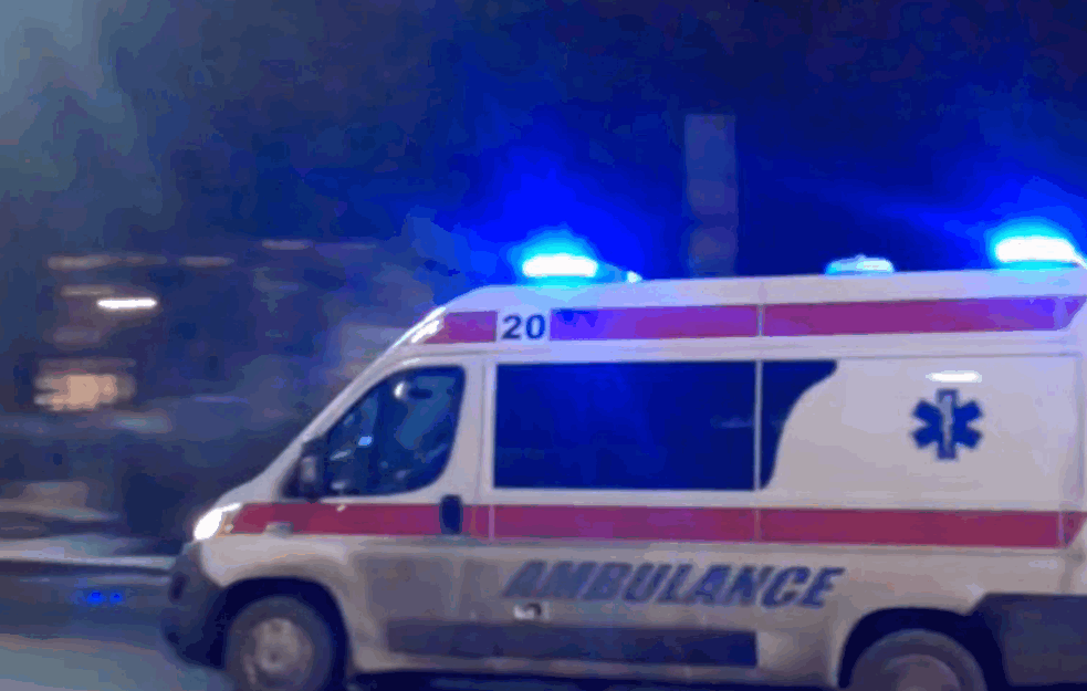 MLADIĆ <span style='color:red;'><b>PAO SA ZGRADE</b></span> NA VOŽDOVCU: Hitno prevezen u Urgentni centar!
