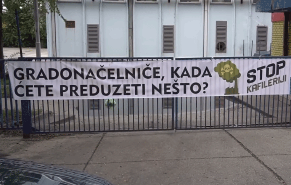 ZRENJANINCI PONOVO PROTIV KA<span style='color:red;'><b>FILERI</b></span>JE: Protest zbog nepodnošljivog smrada i zagađenosti vazduha (VIDEO)