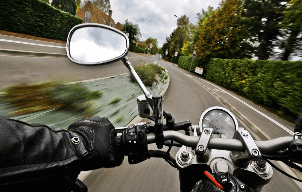 JEZIVA SMRT NA PUTU KUČEVO - MAJDANPEK: Motociklistu 'pokosio' auto dok je skretao  