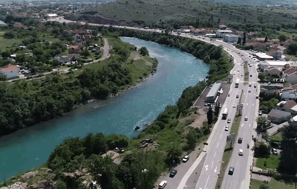 Kolaps pred prolećni raspust: Kilometarske kolone na ulazu u Crnu Goru