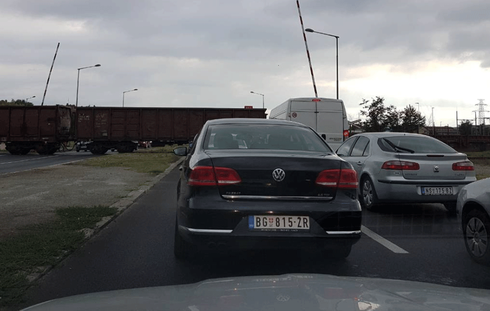 U SRBIJI REDOVNE TRKE PEŠAKA SA VOZOM! Dok voz prolazi kroz podignute rampe, železnica tvrdi da su vozači jedini krivci za nesreće, a neko 'čačka mečku na <span style='color:red;'><b>pružni prelazi</b></span>' 

