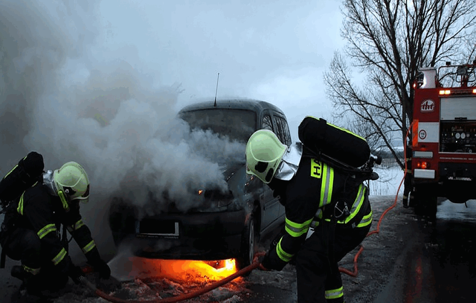 Teška saobraćajna NESREĆA kod Čačka: Automobil podleteo pod kamion, ŽENA PREMINULA, jedna devojka POVREĐENA  