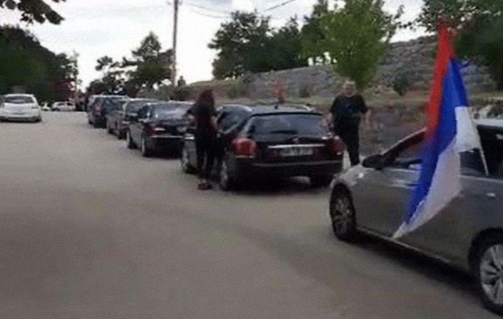 Sa Ostroga krenula litija: VIORE SE TROBOJKE UZ PORUKU <span style='color:red;'><b>NE DAMO SVETINJE</b></span>