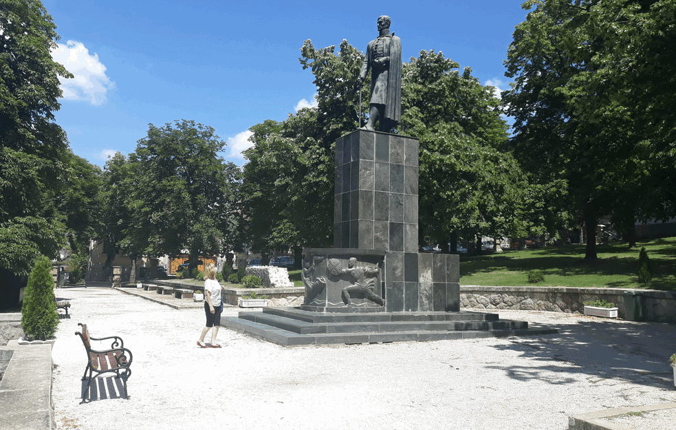 Lepa je mala varoš Topola, grad berbe i Karađorđa... (FOTO)