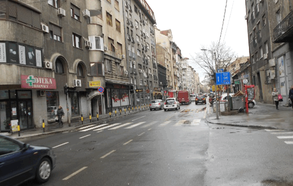 U centru Beograda se obrušio deo fasade: Krhotine pale ispred devojčice koja je šetala ulicom