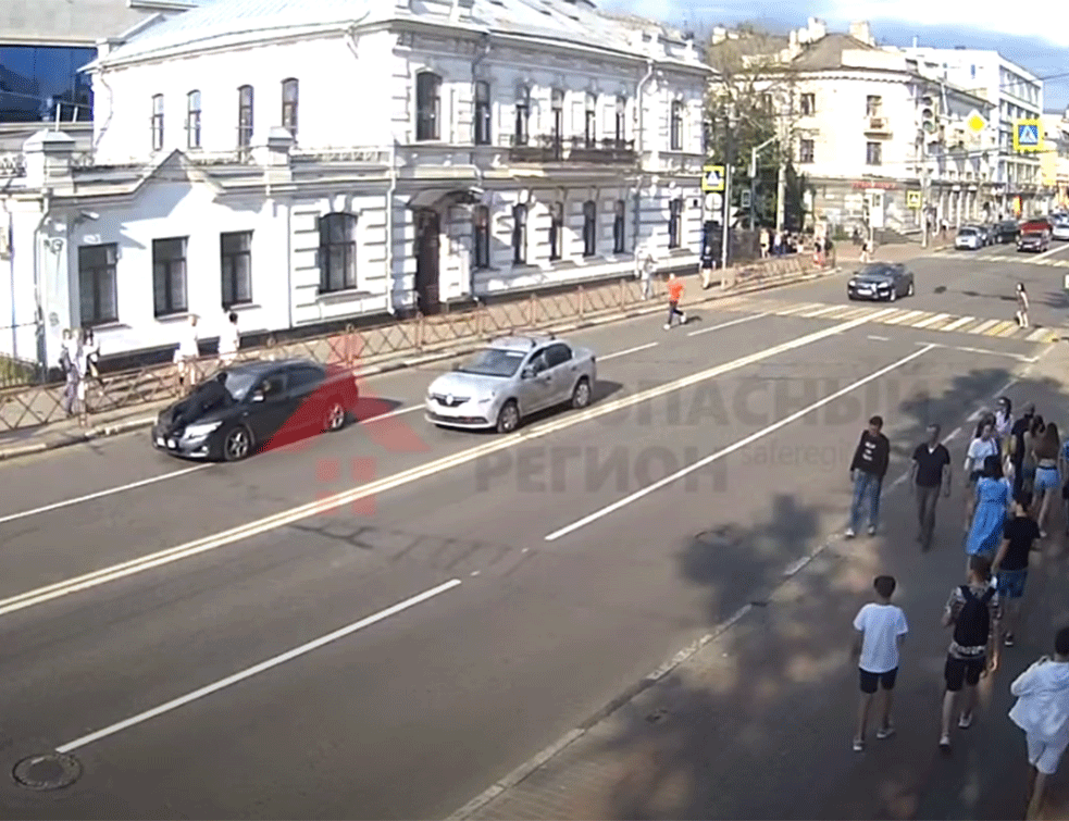 OVO MOGU SAMO LUDI RUSI: Izvršitelj se <span style='color:red;'><b>grčevi</b></span>to držao za haubu dok ga je besni otac na automobilu vozio kroz grad (VIDEO)