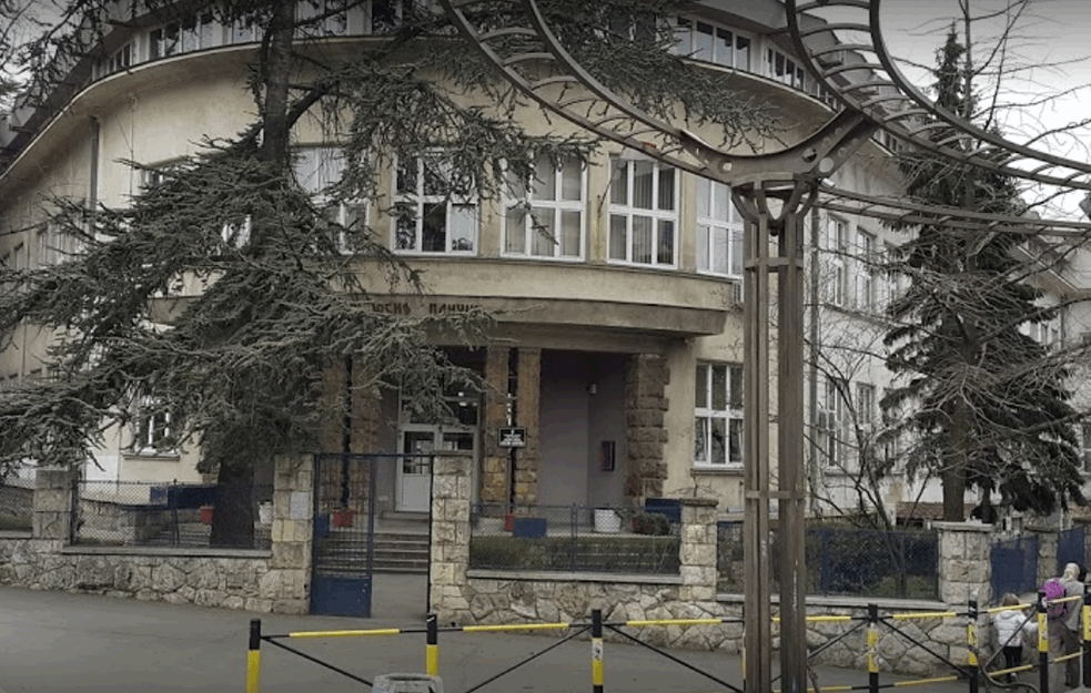 Od celokupnog školskog programa jedino se zna kada će RASPUST, a časovi po DOGOVORU! Osnovci u večernjem terminu na nastavu! (FOTO)