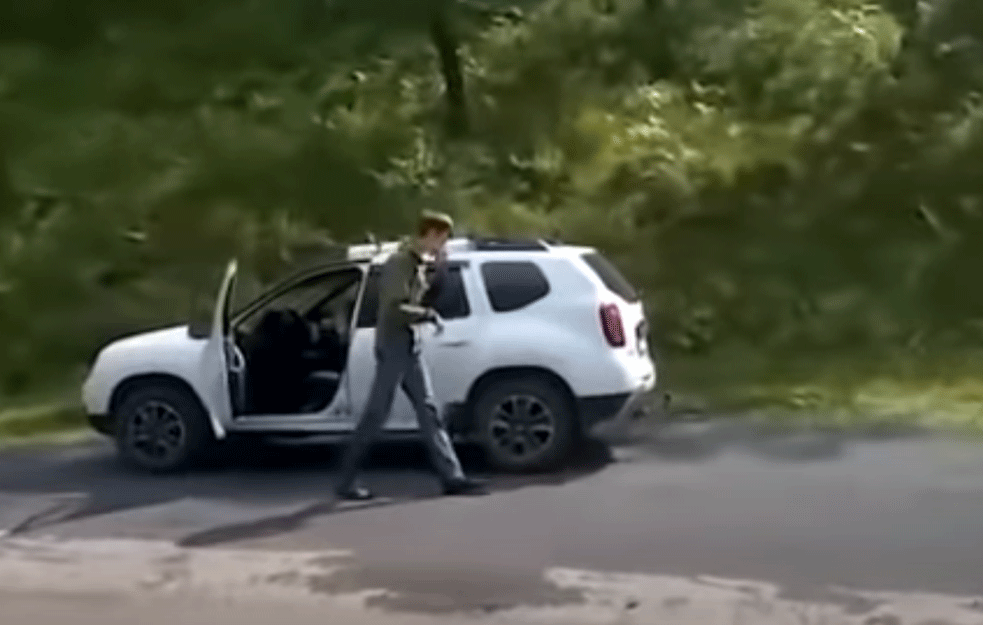 UZNEMIRUJUĆE:  ZBOG LJUBOMORE ISKASAPIO ŽENU NASRED PUTA PRED DECOM (VIDEO) 