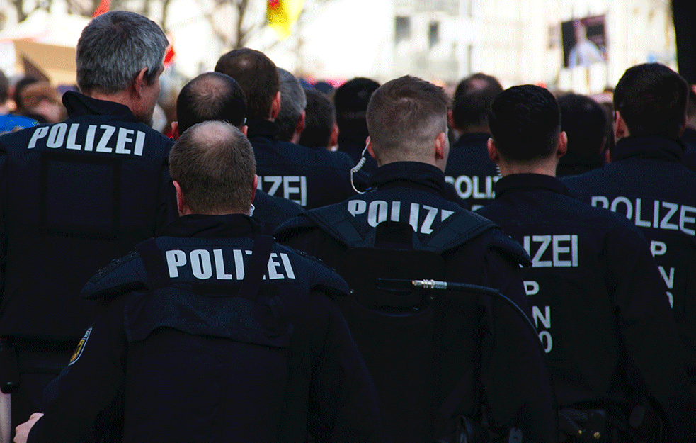 NE, NIJE BELORUSIJA: <span style='color:red;'><b>Nemačka POLICIJA</b></span> brutalno PREBIJA demonstrante na ULICAMA, SCENE OBIŠLE SVET! (VIDEO)