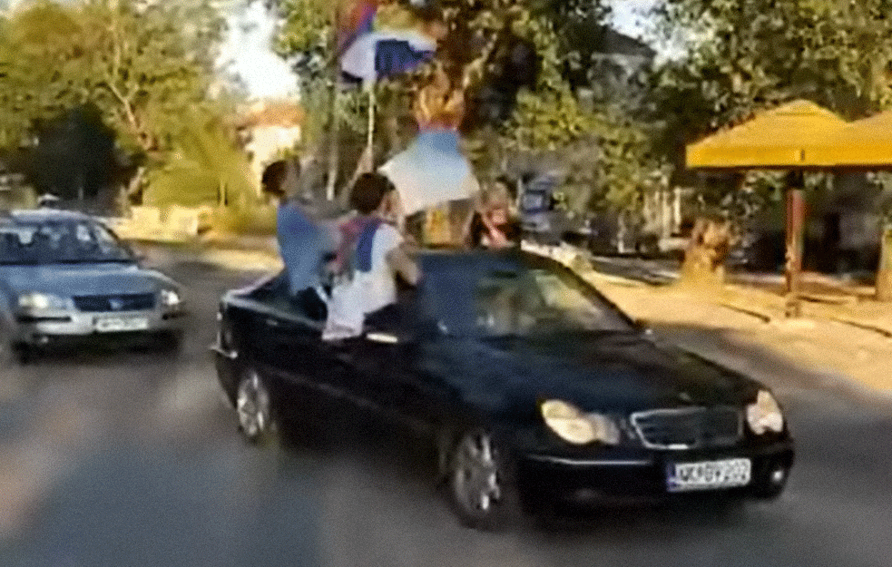 '<span style='color:red;'><b>NE DAMO SVETINJE</b></span>':  Nepregledne kolone automila, barjaci i pesma u veličanstvenoj litiji u Nikšiću (VIDEO)