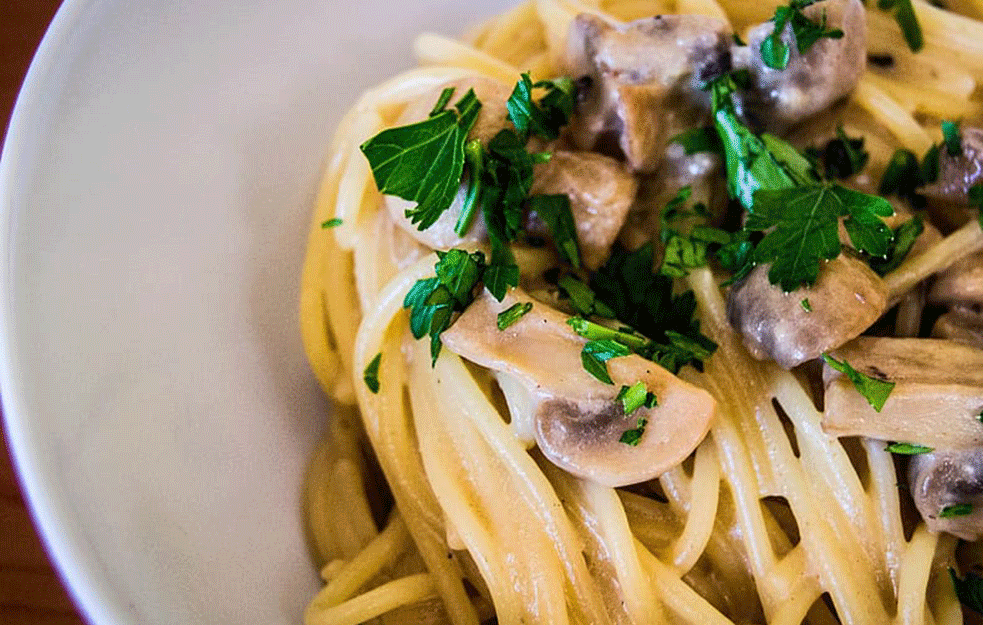 Savršen recept za danas: PASTA sa PEČURKAMA i PILETINOM
