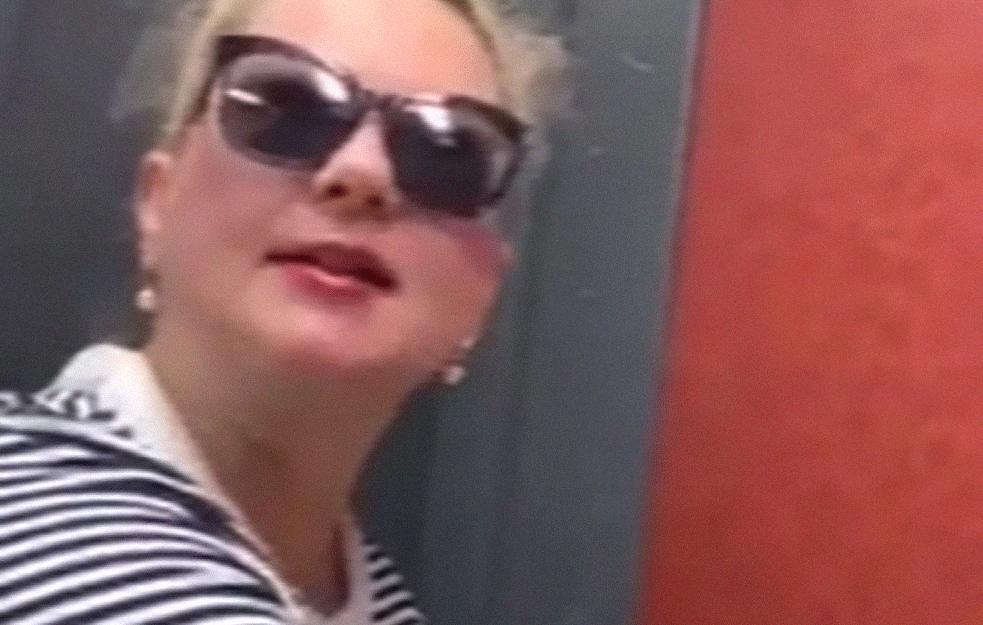 VREĐALA STUDENTKINJU ZATO ŠTO JE <span style='color:red;'><b>AFROAMERIKANKA</b></span>: Doktorka ne gubi licencu, niko nije podneo prijavu! (VIDEO)