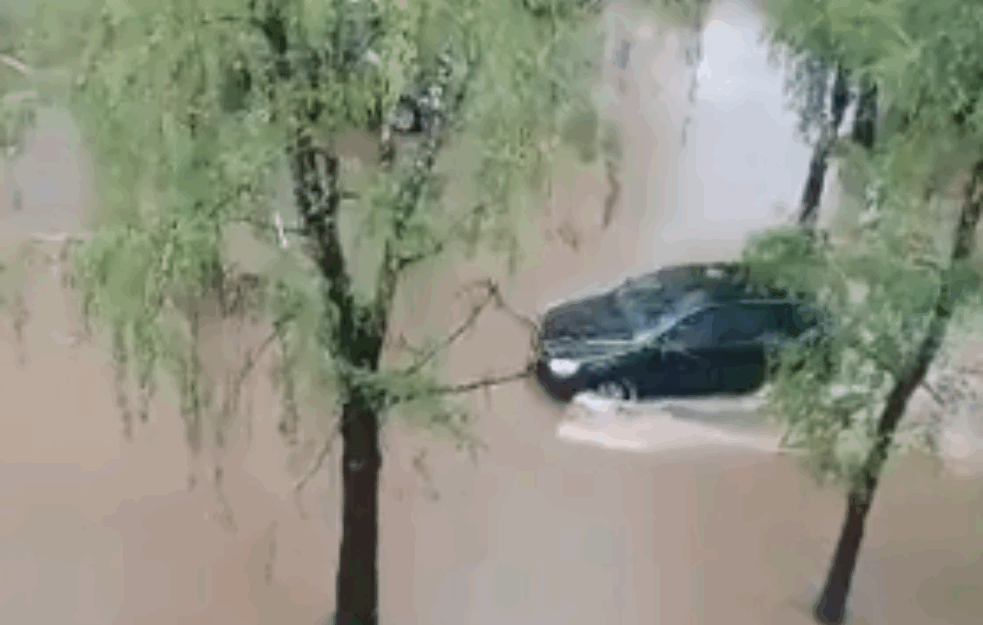 OBLINA KIŠA PARALISALA BANJALUKU: Vatrogasci imali pune ruke posla! (VIDEO)