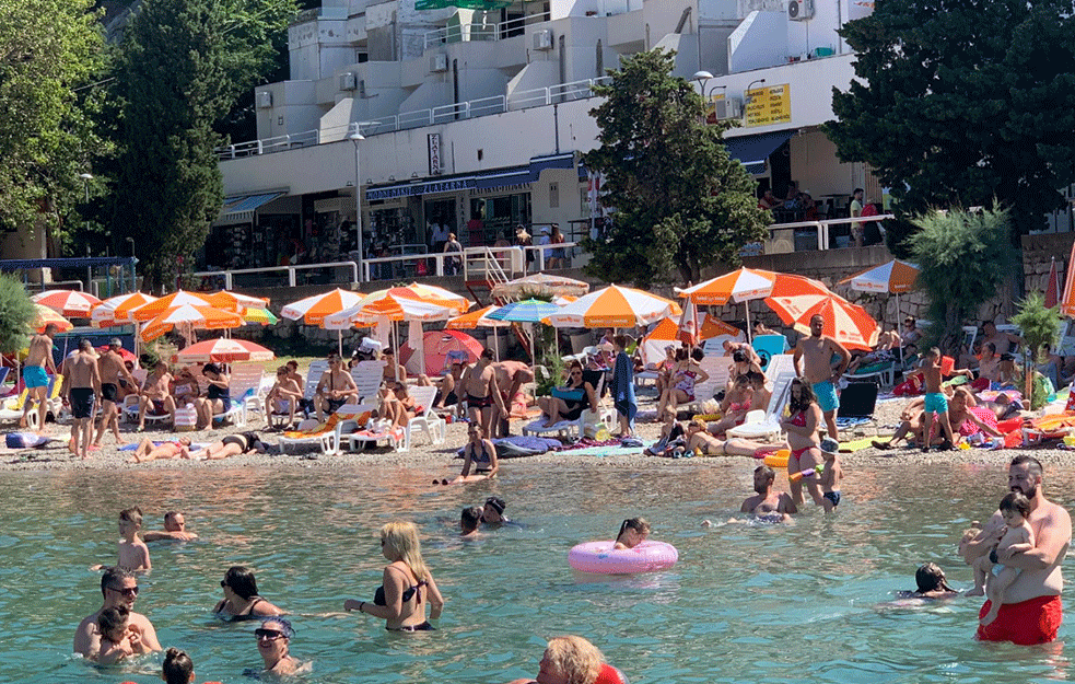 KORONA NE LETUJE U BOSNI: Na plaži u Neumu kao u košnici, '<span style='color:red;'><b>morska so</b></span> ubija virus, korona izmišljotina'?

