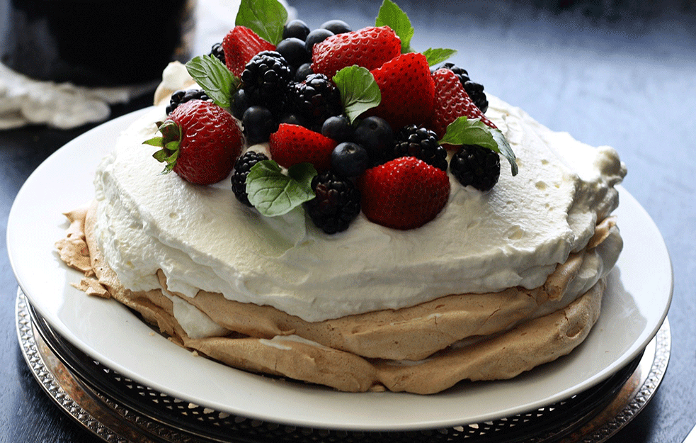 TORTA PAVLOVA JE NAJLEPŠA POSLASTICA NA SVETU: Evo RECEPTA za ovaj ultra popularni i hrskavi elegantni desert
