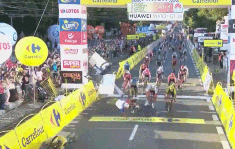 UŽAS U POLJSKOJ LEDI KRV U ŽILAMA: <span style='color:red;'><b>Biciklistička trka</b></span> se završila tragedijom, dva čoveka životno ugrožena zbog jednog nesportskog gesta (VIDEO)