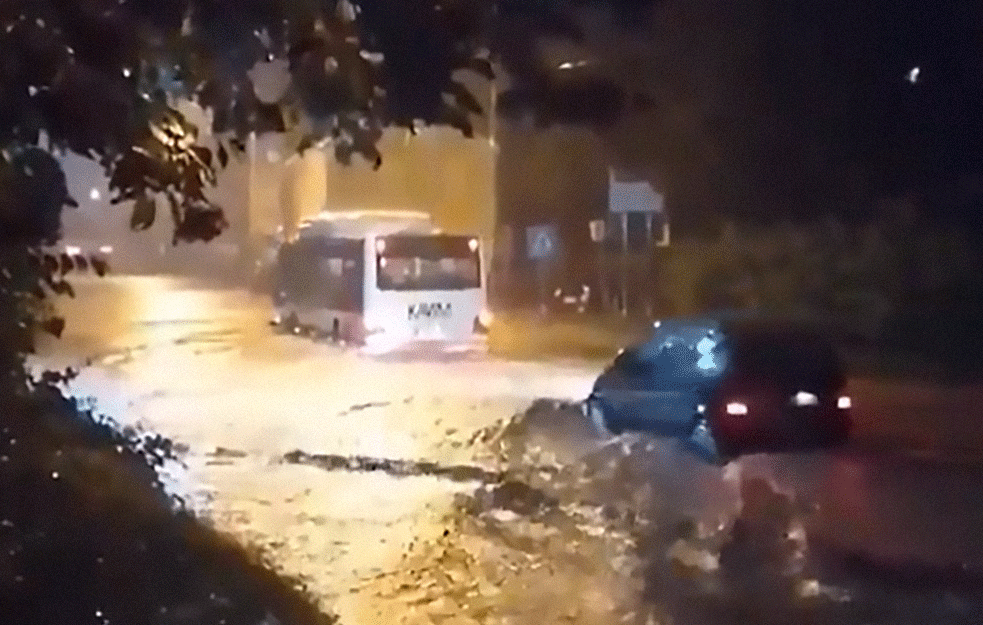 U Kraljevu POTOP, automobili noćas bili pod vodom, <span style='color:red;'><b>kanalizacija</b></span> nije izdržala (VIDEO)
