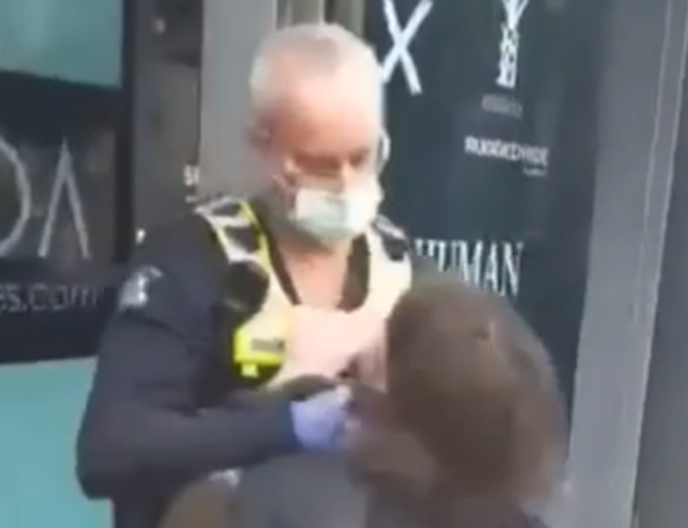 <span style='color:red;'><b>DAVLJENJE</b></span> PA UZA ZID: Snimak brutalnog hapšenja u MELBURNU zgrozio PLANETU! (UZNEMIRUJUĆI VIDEO)