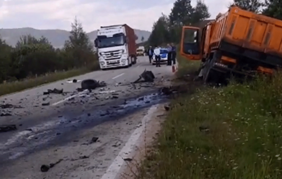 STRAVIČNA NESREĆA KOD MRKONJIĆ GRADA: Stradali RODITELJI I BEBA OD GODINU DANA! (VIDEO)