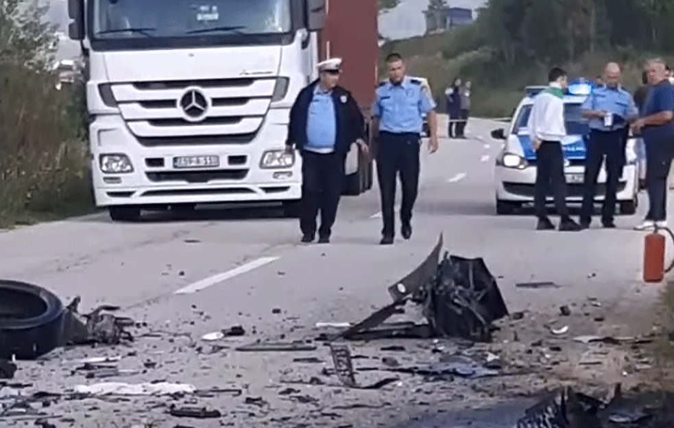 DETALJI NESREĆE KOD MRKONJIĆ GRADA: Izgubio kontrolu nad vozilom pa podleteo pod KAMION! (VIDEO)