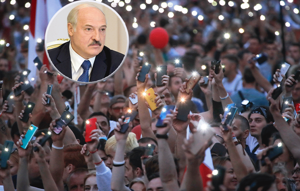 Demonstranti čestitali rođendan LUKAŠENKU uz <span style='color:red;'><b>mrtvački sanduk</b></span>, vence i povike: SVE NAJBOLJE, PACOVE! (FOTO) 