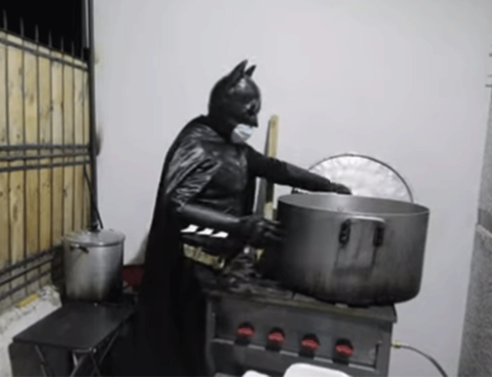 <span style='color:red;'><b>SUPERHEROJI</b></span> IPAK POSTOJE: Čovek prerušen u BETMENA svakoga dana POMAŽE NAJSIROMAŠNIJIM SUGRAĐANIMA! (VIDEO)