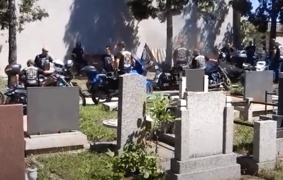 <span style='color:red;'><b>BAJKERI</b></span> ISPRATILI NA VEČNI POČINAK OCA I ĆERKU! Poslednji pozdrav uz zvuke turiranja motora... (VIDEO)