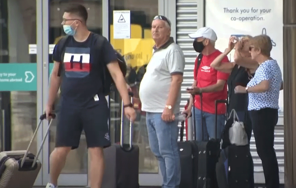 TURISTI MASOVNO BEŽE IZ HRVATSKE: Gužve na letovima za Veliku Britaniju i Sloveniju