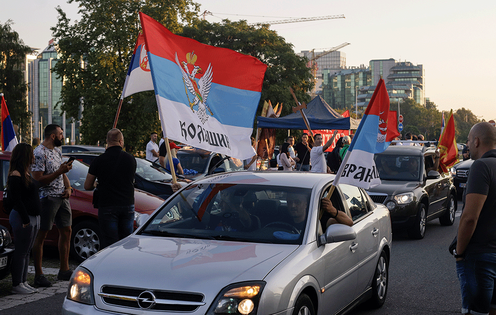Velika <span style='color:red;'><b>auto litija</b></span> stigla do Manastira Svetog Ilije na Jabuci, gde se okupio veliki broj vernika (UŽIVO)
