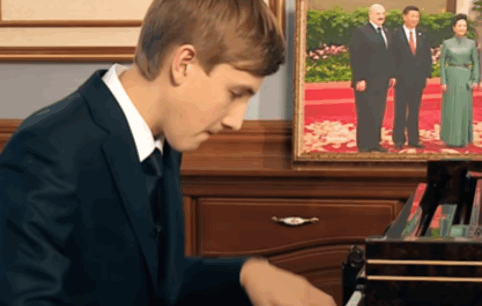 Ko je LUKAŠENKOV SIN? Svira klavir, igra <span style='color:red;'><b>hokej</b></span>, A SADA SA KALAŠNJIKOVIM BRANI OCA? (FOTO, VIDEO) 